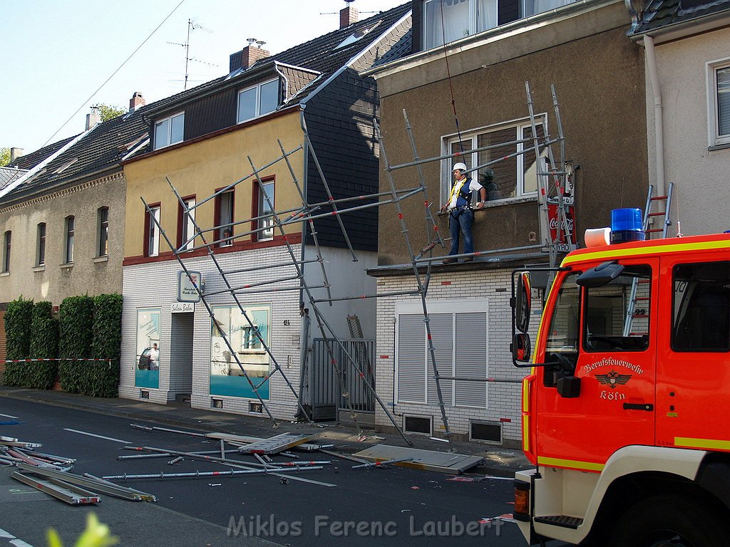 Geruest droht umzukippen Koeln Holweide P184.JPG